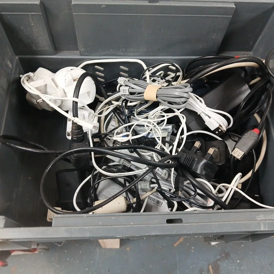 LOT OF ASSORTED CABLES TO INCLUDE FLGAN 65W, HDMI CABLE AND SKY REMOTE