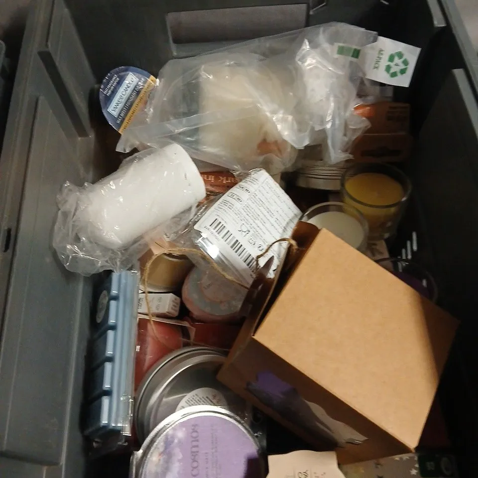 APPROXIMATELY 20 ASSORTED SCENTED CANDLES AND WAX MELTS