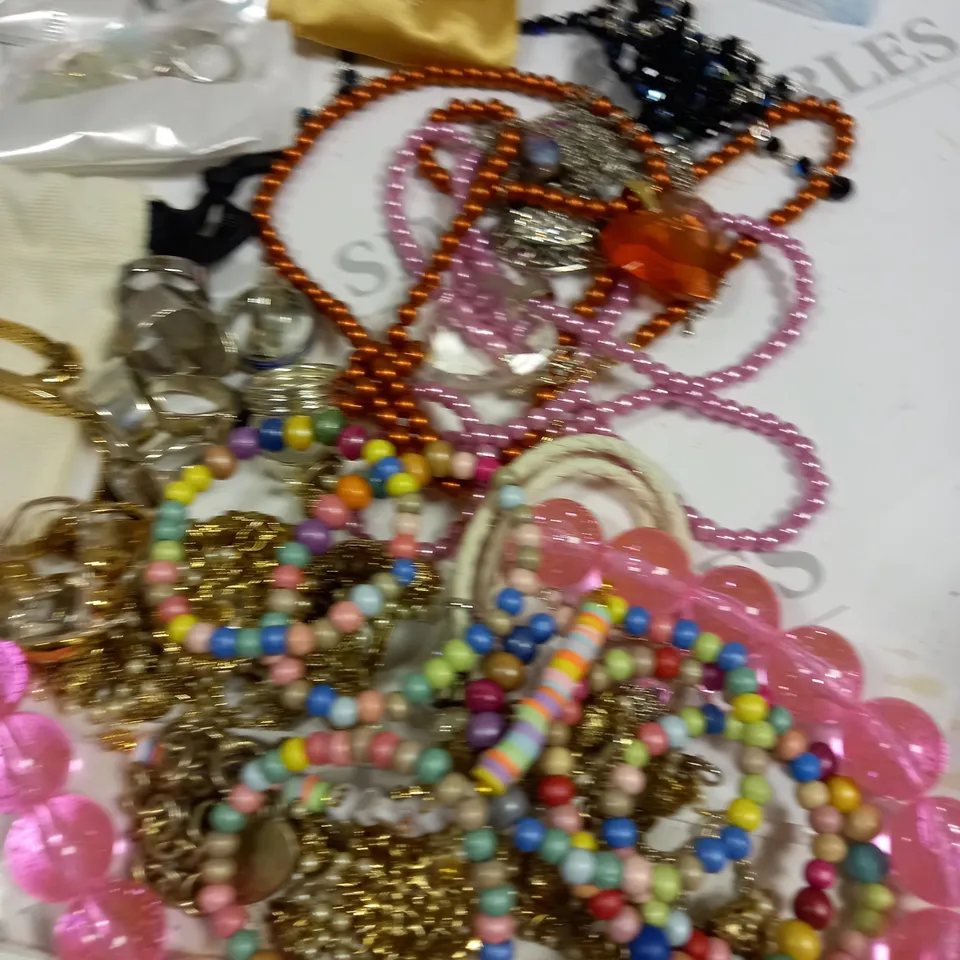 LOT OF ASSORTED JEWELLERY AND WATCH ITEMS TO INCLUDE CLARO JEWEL, BY GOM AND NOUCK