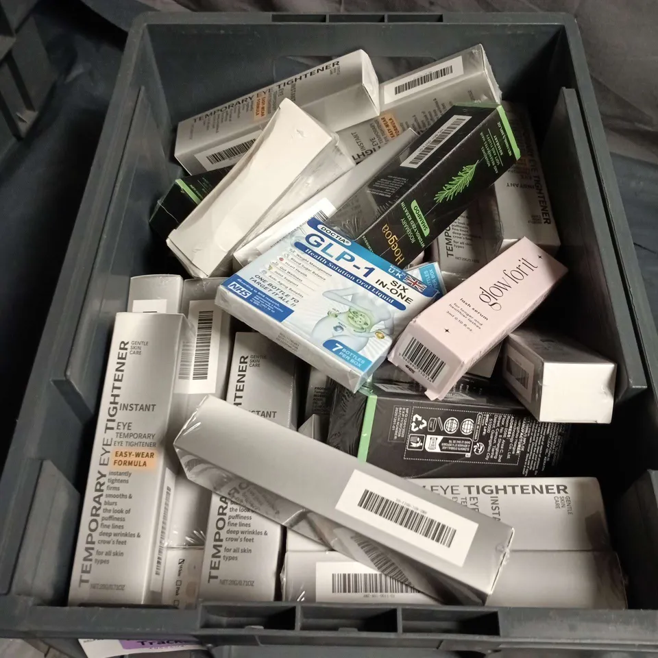 APPROXIMATELY 25 ASSORTED HEALTH & BEAUTY ITEMS INCLUDING HOEGOA SHAMPOO , HEALTH SOLUTION ORAL LIQUID AND GLOW FOR IT LASH SERUM 