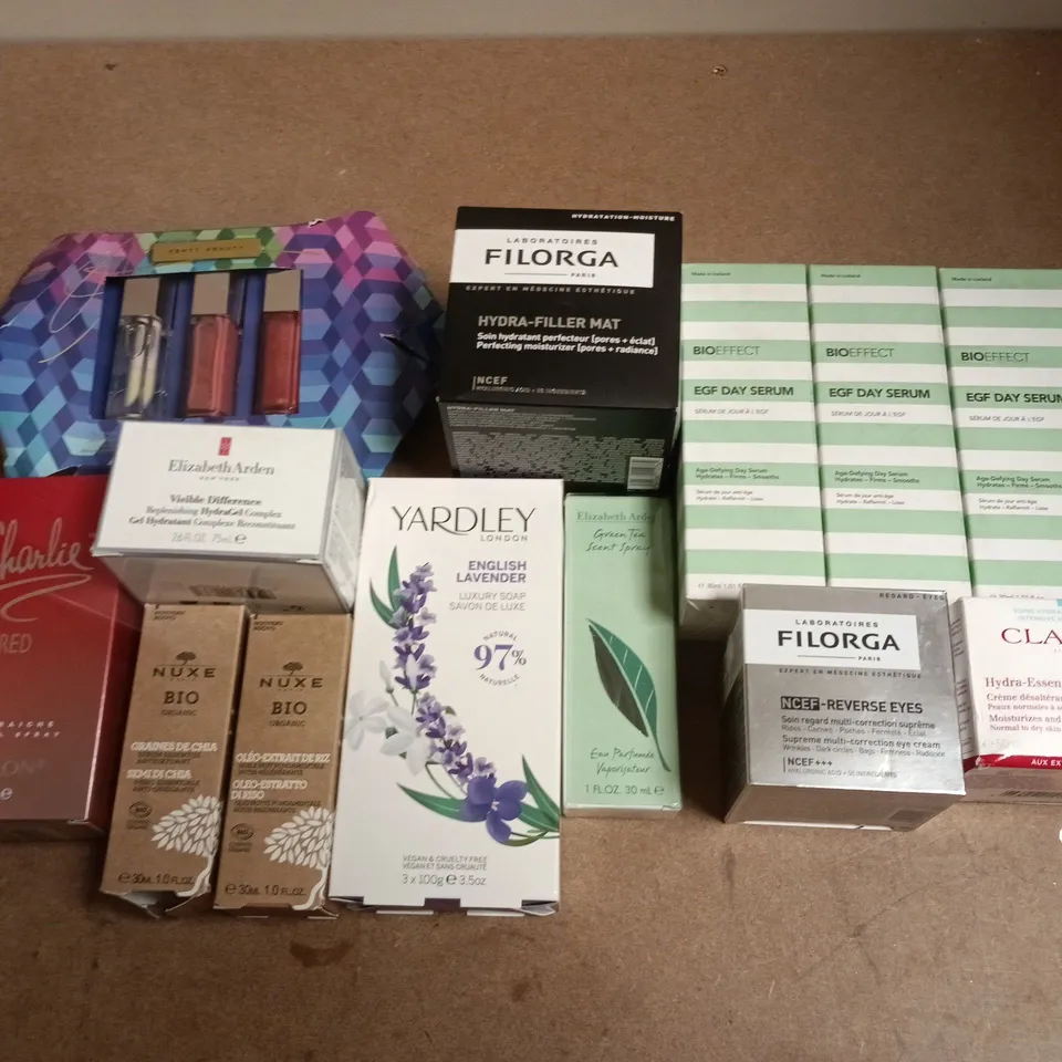 APPROXIMATELY 30 ASSORTED HEALTH & BEAUTY COSMETICS: FILORGA HYDRA-FILLER MAT & NCEF-REVERSE EYES, BIOEFFECT DAY SERUM, CLARINS HYDRA-ESSENTIEL, YARDLEY LAVENDER SOAP, ELIZABETH ARDEN GREEN TEA SPRAY,