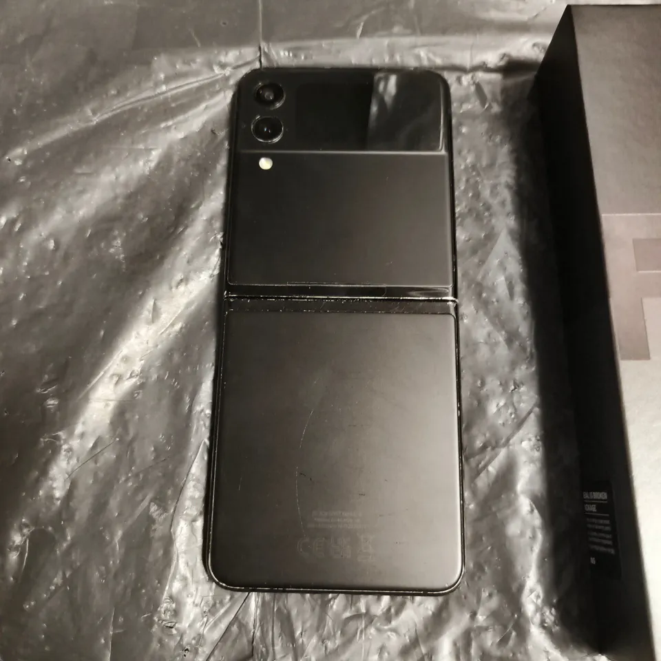SAMSUNG GALAXY Z FLIP4 SMARTPHONE 256GB GRAPHITE – WITH BOX (SM-F721B)