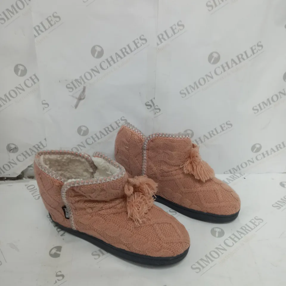 UNBOXED PAIR OF ML LINA SLIPPER BOOT IN ROSE GOLD - SIZE UK 7