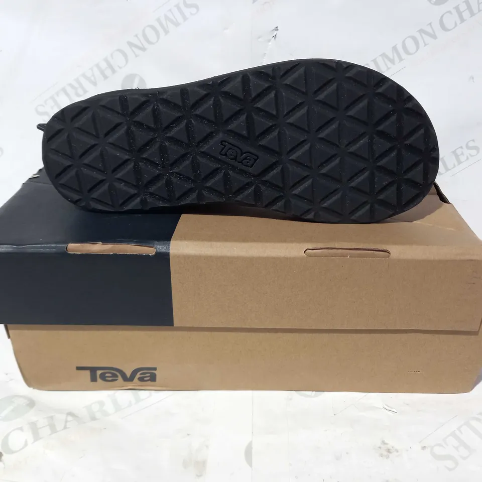 BOXED PAIR OF TEVA MIDFORM INFINITY SANDALS IN BLACK UK SIZE 5