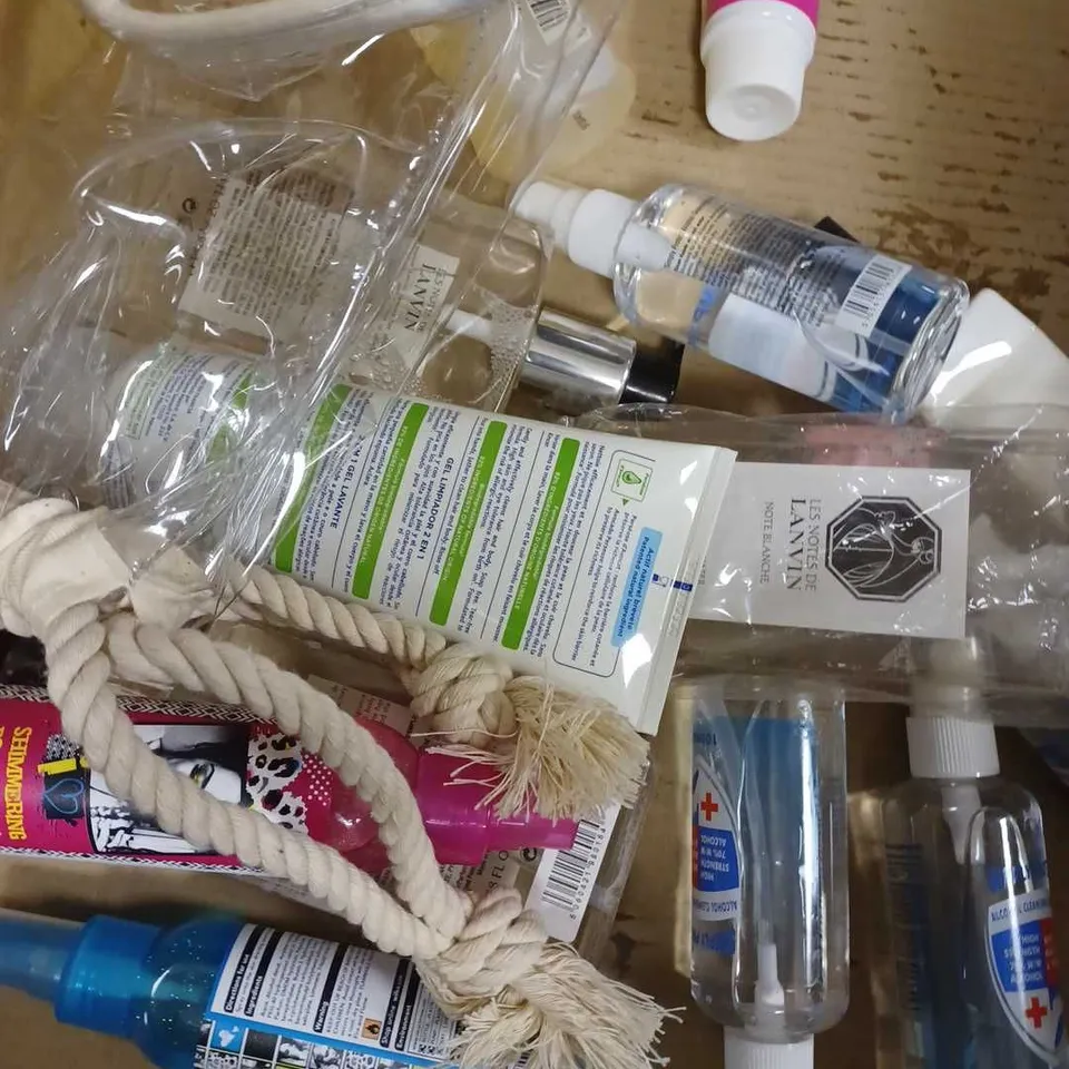 LOT OF APPROX 15 ASSORTED BEAUTY PRODUCTS TO INCLUDE VICTORIA'S SECRET FRAGRANCE MIST, CREME SIMON SLEEPING MASK, CHARLIE RED BODY SPRAY, ETC 