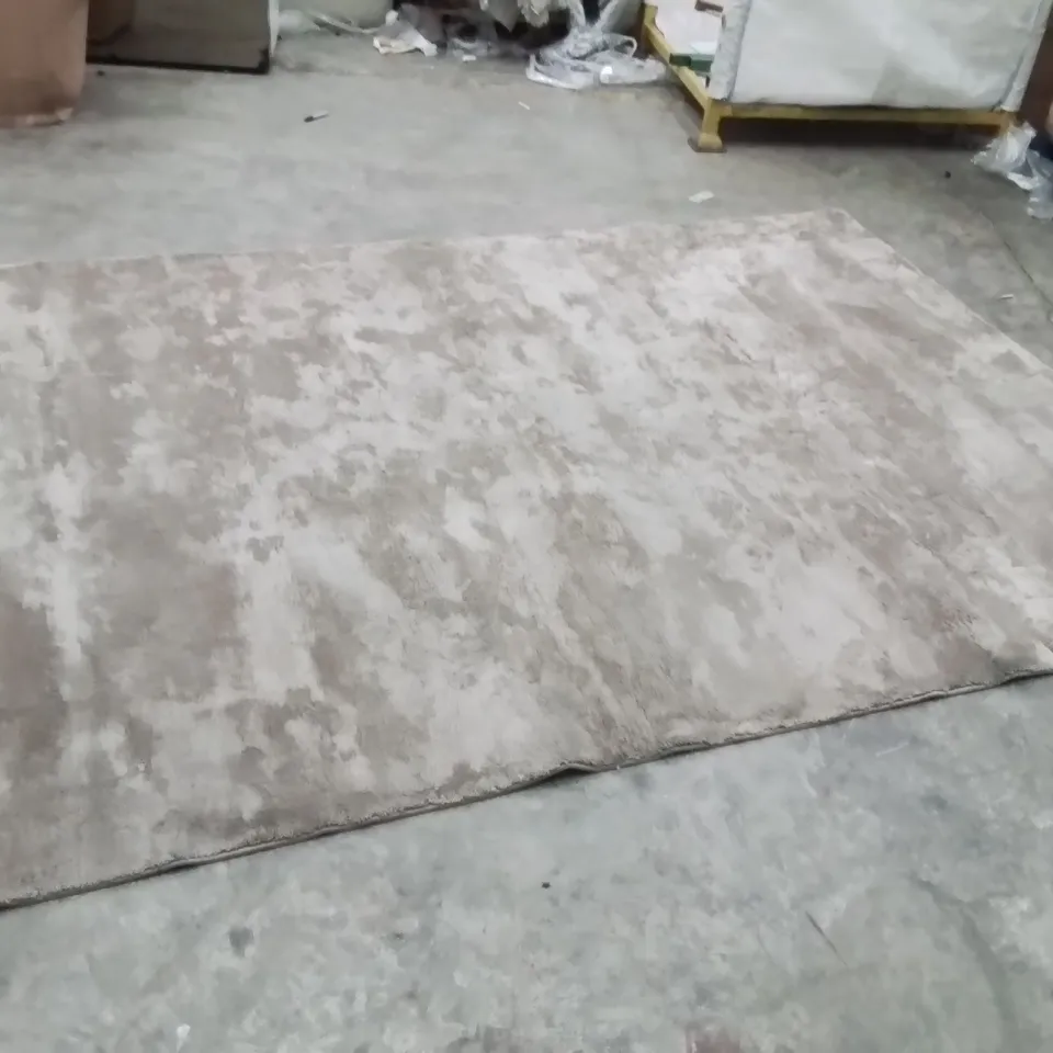 QUALITY DESIGNER AREA RUG - APPROXIMATELY 300X200CM