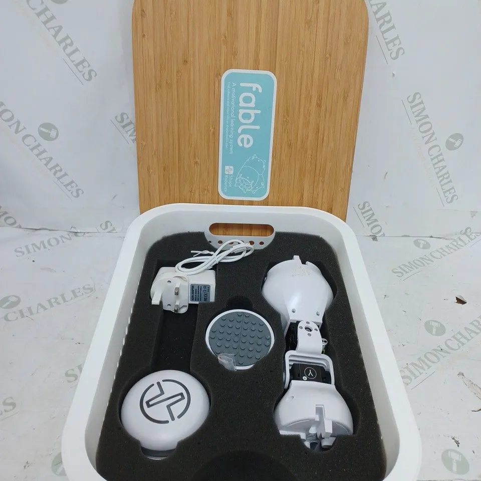 FABLE ROBOT - MOTIVATIONAL LEARNING SYSTEM 