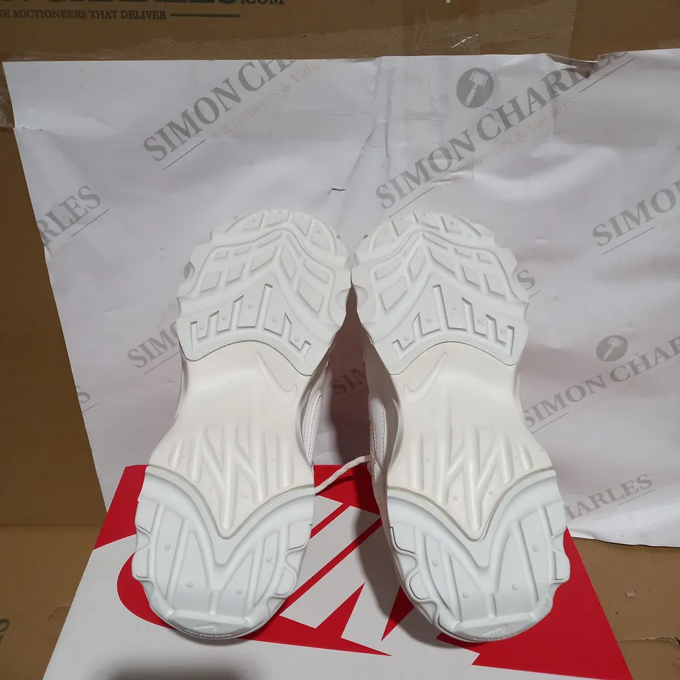 PAIR OF BOXED WHITE NIKE TC 7900 TRAINERS SIZE 6