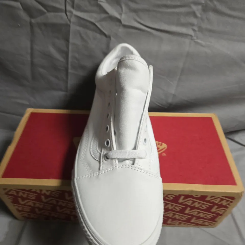BOXED PAIR OF OLD SKOOL VANS - UK SIZE 8