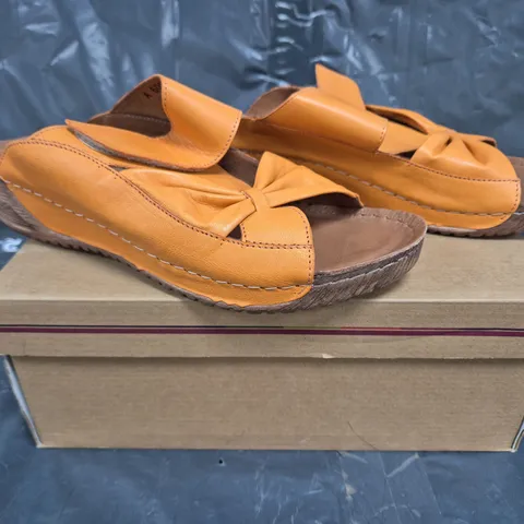 BOXED PAIR OF ADESSO OPEN TOE LOW WEDGE SANDALS IN ORANGE SIZE 6
