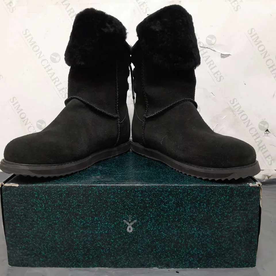 BOXED PAIR OF EMU AUSTRALIA BIRDWOOD WATERPROOF SHEEPSKIN BOOTS - BLACK, SIZE 7
