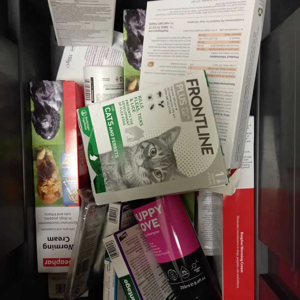 APPROXIMATELY 20 ASSORTED PET MEDICATION/CARE PRODUCTS TO INCLUDE WORMING CREAM, FRONTLINE FLEA TREATMENT, LOXICOM ETC 
