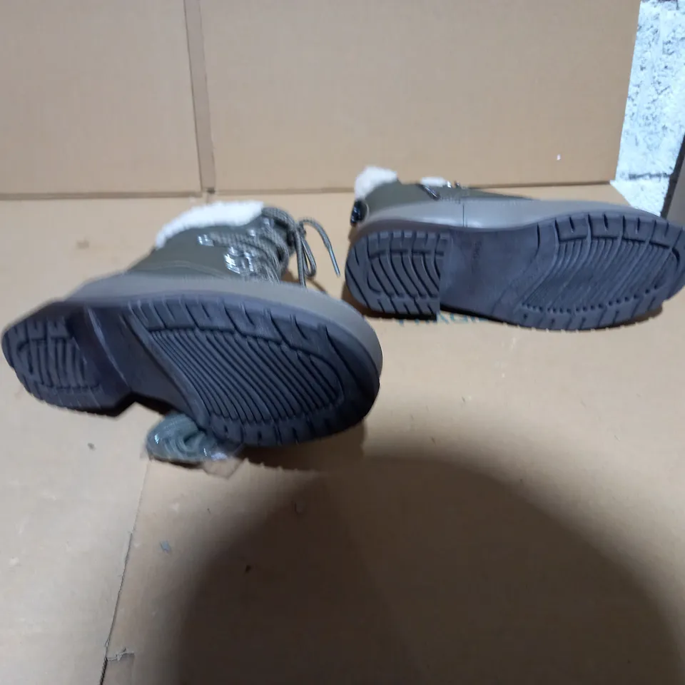 EMU AUSTRALIA OKAB DARK OLIVE BOOT SIZE 5 