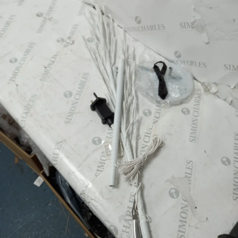 BOXED 4FT LIT FLAT WHITE TREE - MULTI PASTEL (1 BOX) RRP £49.99