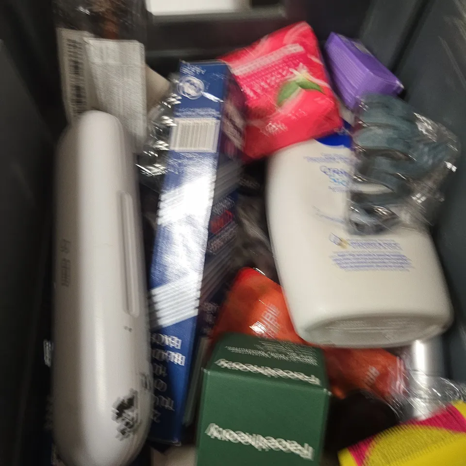 APPROXIMATELY 20 ASSORTED HEALTH & BEAUTY PRODUCTS TO INCLUDE MOUTHWASH, CREAM CLEANSER, BUBBLE BATH ETC 