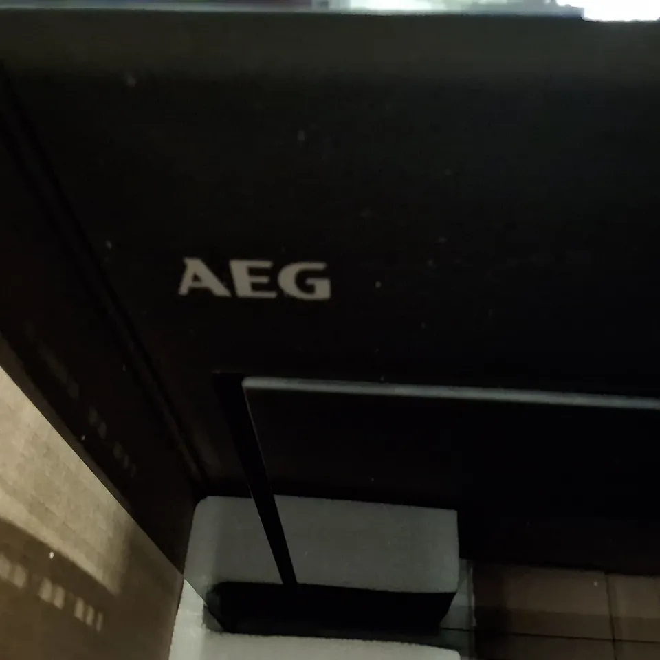 BOXED AEG MICROWAVE OVEN – 900W, 26L