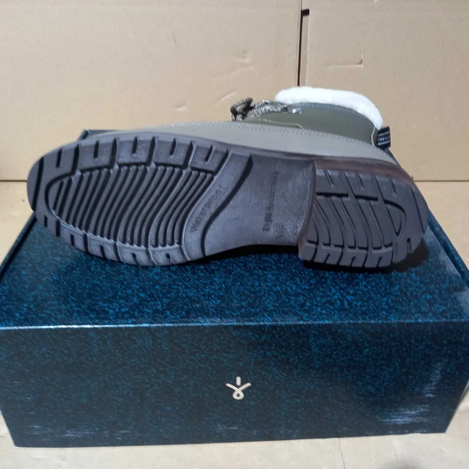 BOXED PAUR OF EMU OKAB FAUX LEATHER BOOTS IN DARK OLIVE UK SIZE 5