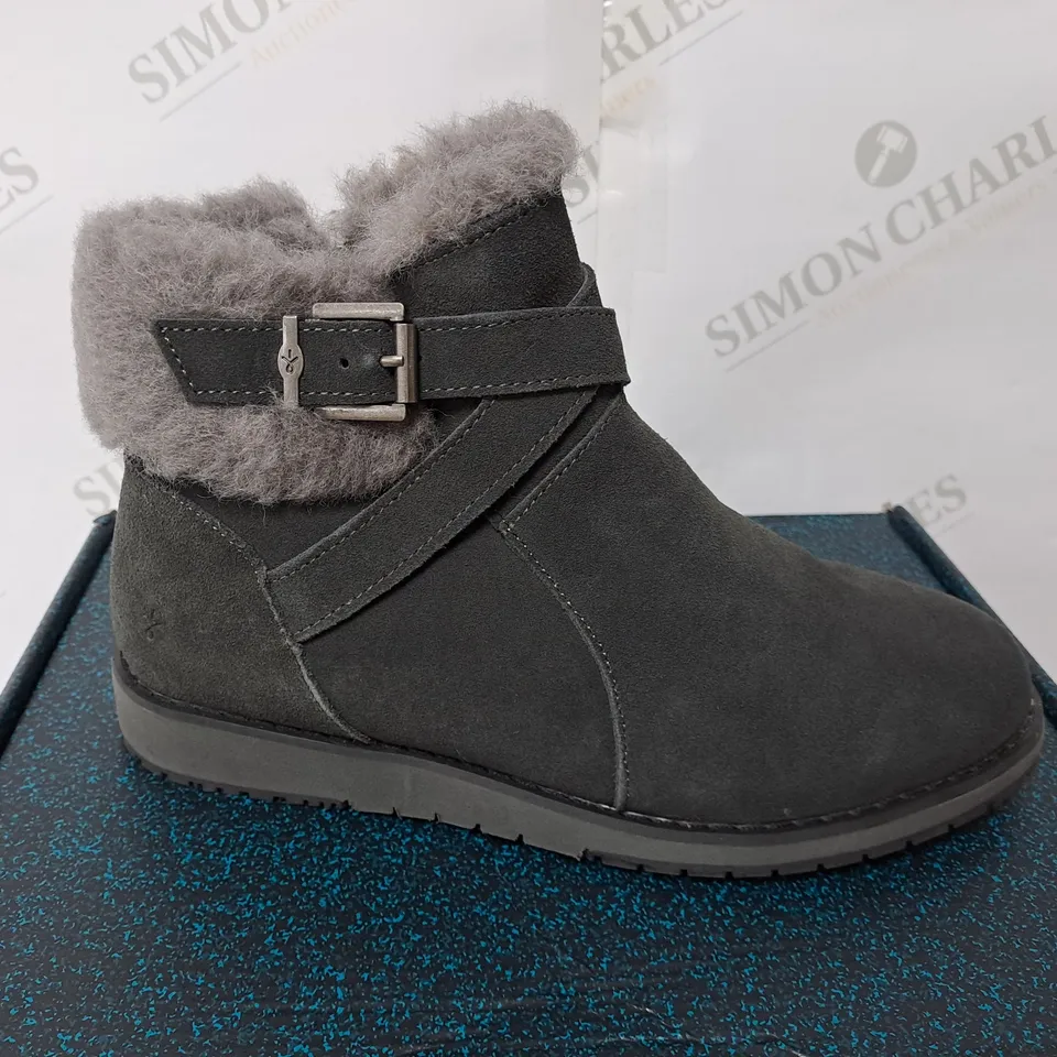 EMU MERAK SUEDE BOOTS SIZE 5