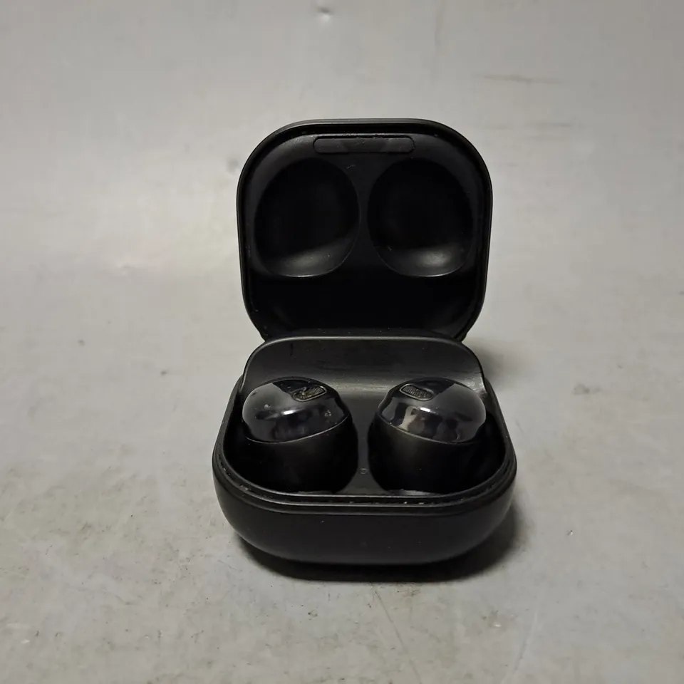 SAMSUNG EAR BUDS IN BLACK - MODEL UNSPECIFIED