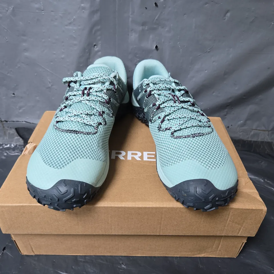 BOXED PAIR OF MERRELL TRAIL GLOVE 7 TRAINERS IN FROST BLUE - UK WOMENS 5.5