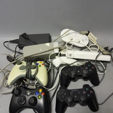 BOX OF APPROX 15 ASSORTED GAME CONSOLE CONTROLLERS AND POWER ADAPTERS TO INCLUDE WII U, XBOX AND PLAYSTATION ETC