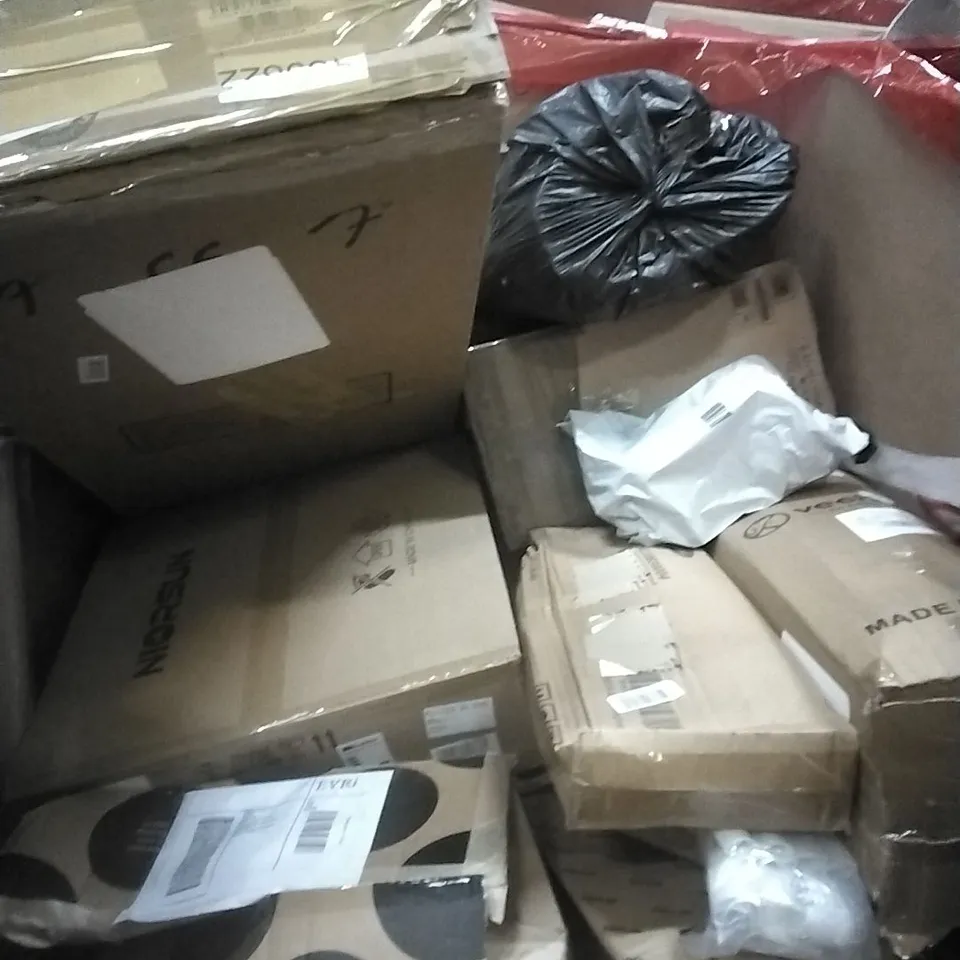 PALLET OF ASSORTED ITEMS INCLUDING; ROLLER BLIND, GLASS MIRROR 