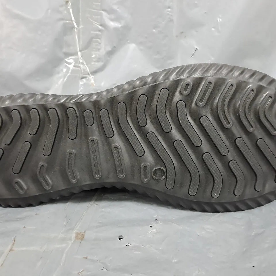 BOXED PAIR OF FURUIAN SAFETY TOE SHOES IN GREY/BLACK SIZE UK 10.5