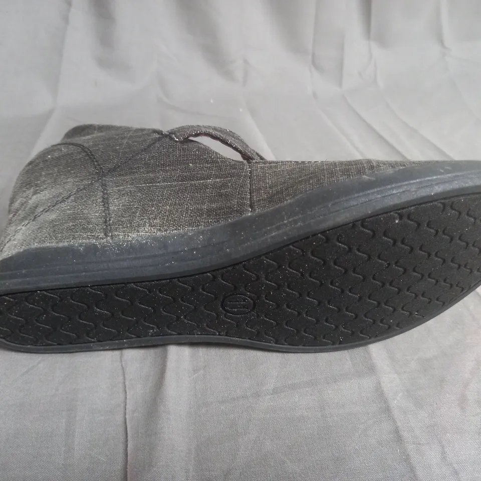 BOX OF APPROXIMATELY 5 PAIRS OF SHOES IN VARIOUS SIZES 4X GUPPY LOVE PAIR 1X DEITIY PAIR