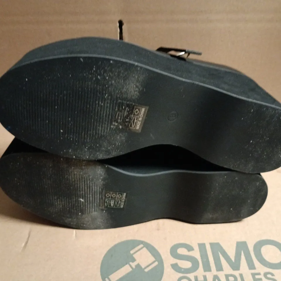 BOXED PAIR OF KOI GURREN STRAPPY BLACK PATANT PLATFORM HEELS IN BLACK UK 6