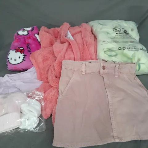 BOX OF APPROXIMATELY 35 ASSORTED KIDS CLOTHING ITEMS TO INCUDE - SKIRT, PYJAMAS, DRESSING GOWN, ETC