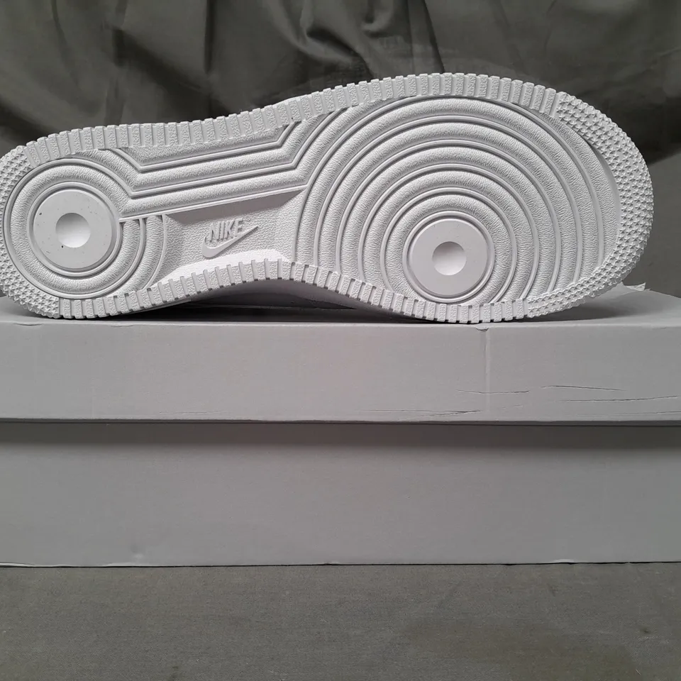 BOXED PAIR OF NIKE AIR FORCE 1 '07 SHOES IN WHITE UK SIZE 8