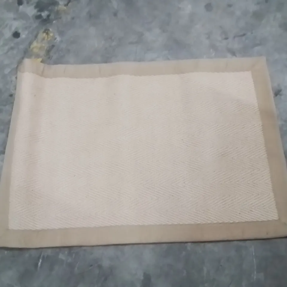 QUALITY DESIGNER AREA RUG - APPROXIMATELY 90X60CM