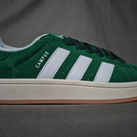 BOXED PAIR OF ADIDAS CAMPUS SHOES IN GREEN/WHITE UK SIZE 7.5