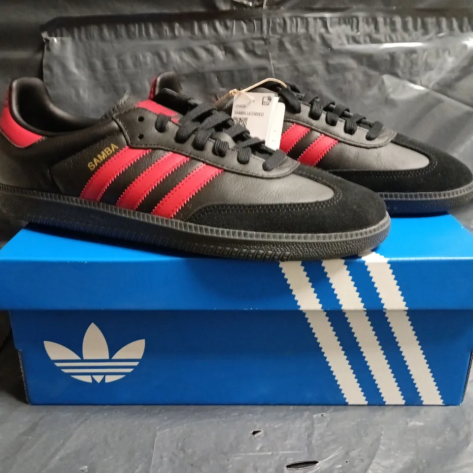 BOXED PAIR OF ADIDAS SAMBA MANCHESTER UNITED TRAINERS IN BLACK/RED SIZE UK 10.5
