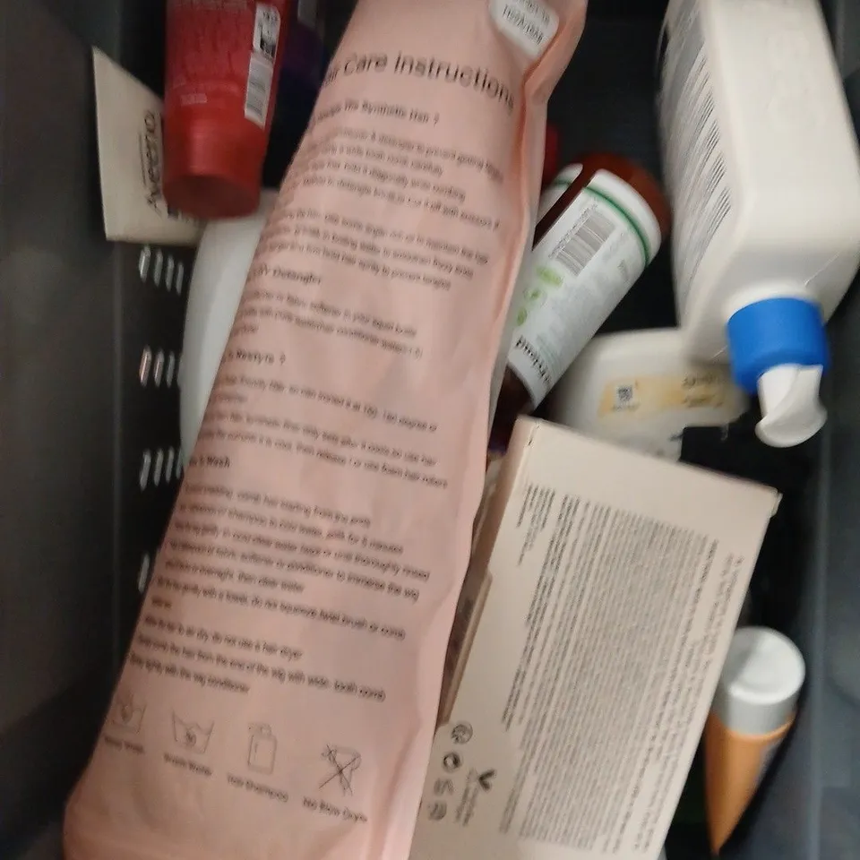 APPROXIMATELY 15 ASSORTED HEALTH & BEAUTY PRODUCTS TO INCLUDE E45 LOTION, HEAD & SHOULDERS SHAMPOO, ELF PRIMER ETC