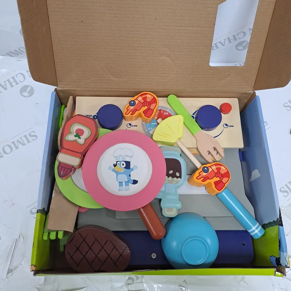 BLUEY WOODEN BBQ AND SALAD SET RRP £29.99
