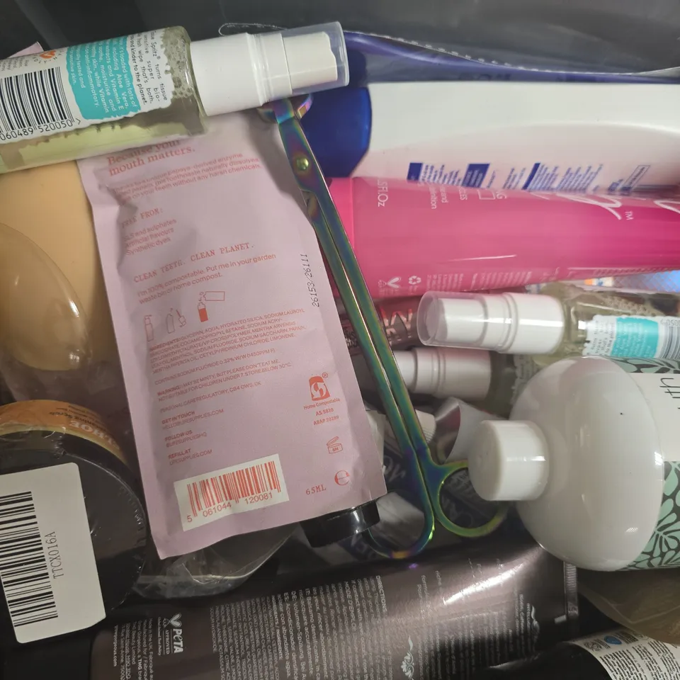 APPROXIMATELY 15 ASSORTED COSMETIC ITEMS INCLUDING VARIOUS MAKES AND BRANDS - COLLECTION ONLY
