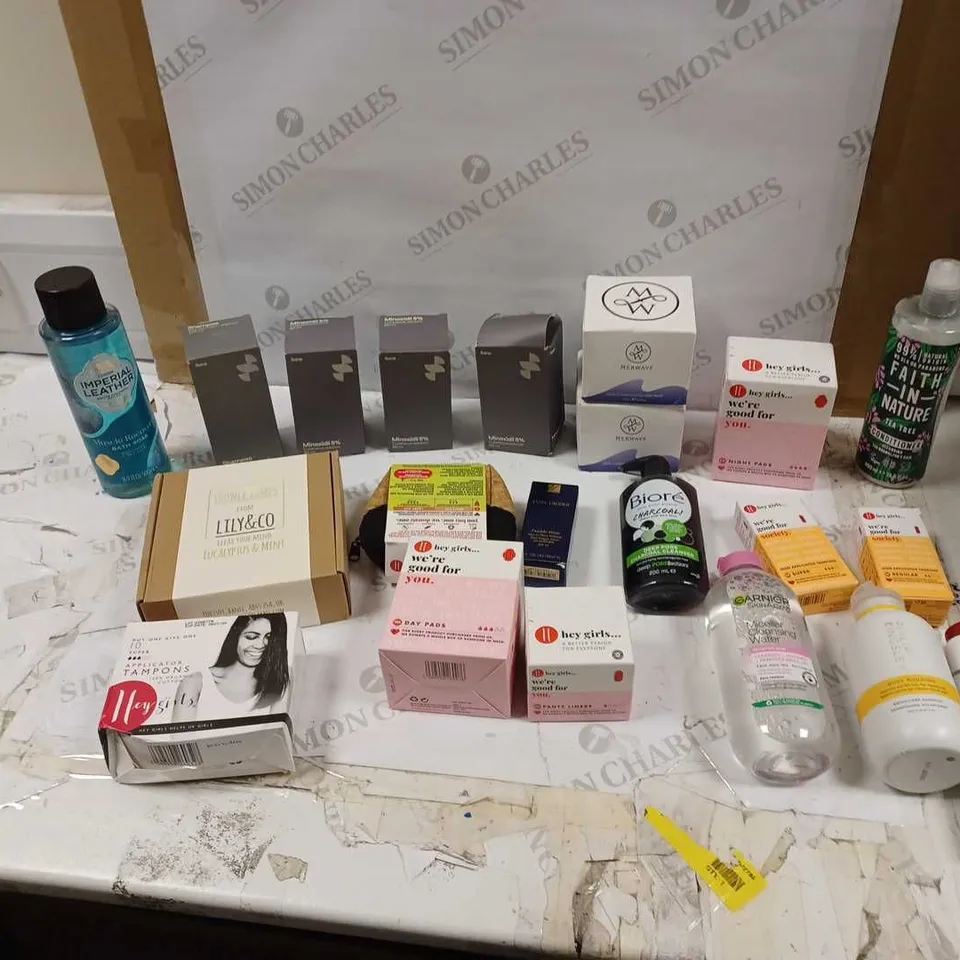 LOT OF APPROXIMATELY 20 HEALTH AND BEAUTY ITEMS TO INCLUDE SONS MINOXIDIL 5%, ESTEE LAUDER DOUBLE WEAR, AND HEY GIRLS NON APPLICATOR TAMPONS ETC.