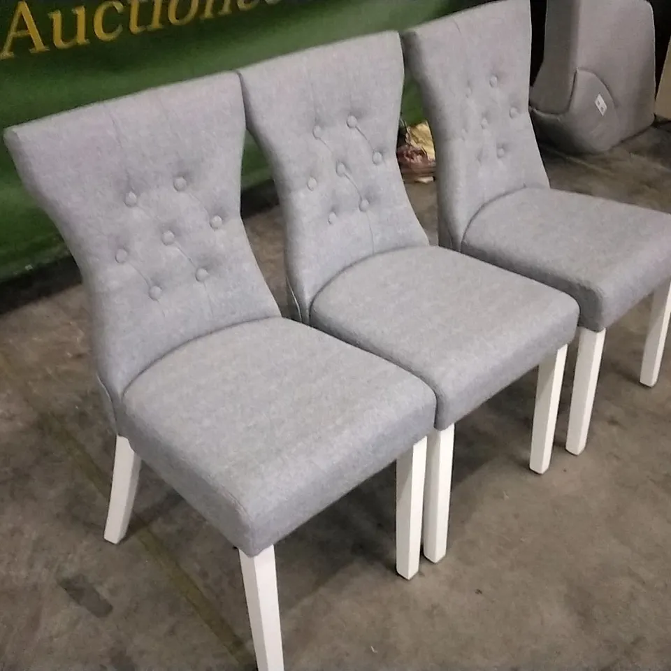 SET OF 3 LIGHT GREY FABRIC BUTTONBACK DINING CHAIRS WITH WHITE WOODEN LEGS