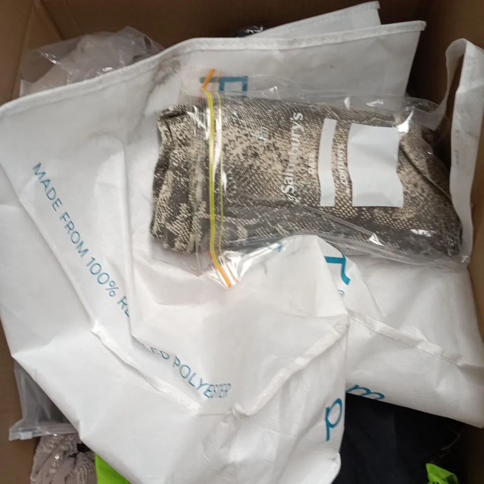 BOX OF APPROXIMATELY 25 ASSORTED CLOTHING ITEMS TO INCLUDE RIVER ISLAND JEANS, SMALL BROWN BAG ETC