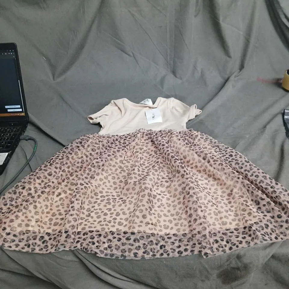 H AND M GIRLS' DARK CREAM RIBBED KNIT DRESS WITH LEOPARD-PRINT TULLE OVERLAY – UK 4-6Y