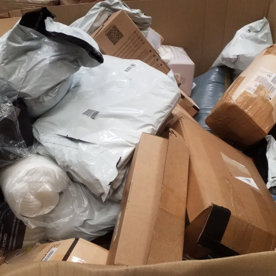 PALLET CONTAINING ASSORTED PILLOWS & CUSHIONS