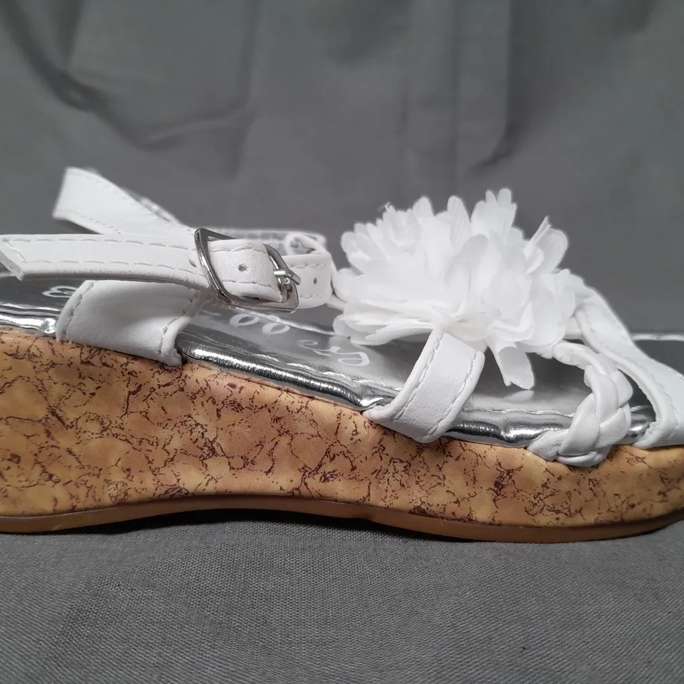 BOX OF APPROXIMATELY 15 LILLEY KIDS OPEN TOE SANDALS IN WHITE/METALLIC SILVER W. FLOWER DETAIL - VARIOUS SIZES