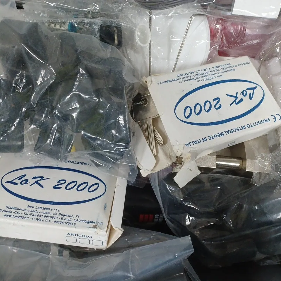 APPROXIMATELY 10 ASSORTED HOUSEHOLD ITEMS TO INCLUDE REUSABLE TOASTABAGS, DESCALING & CLEANING KIT FOR NESPRESSO, ETC