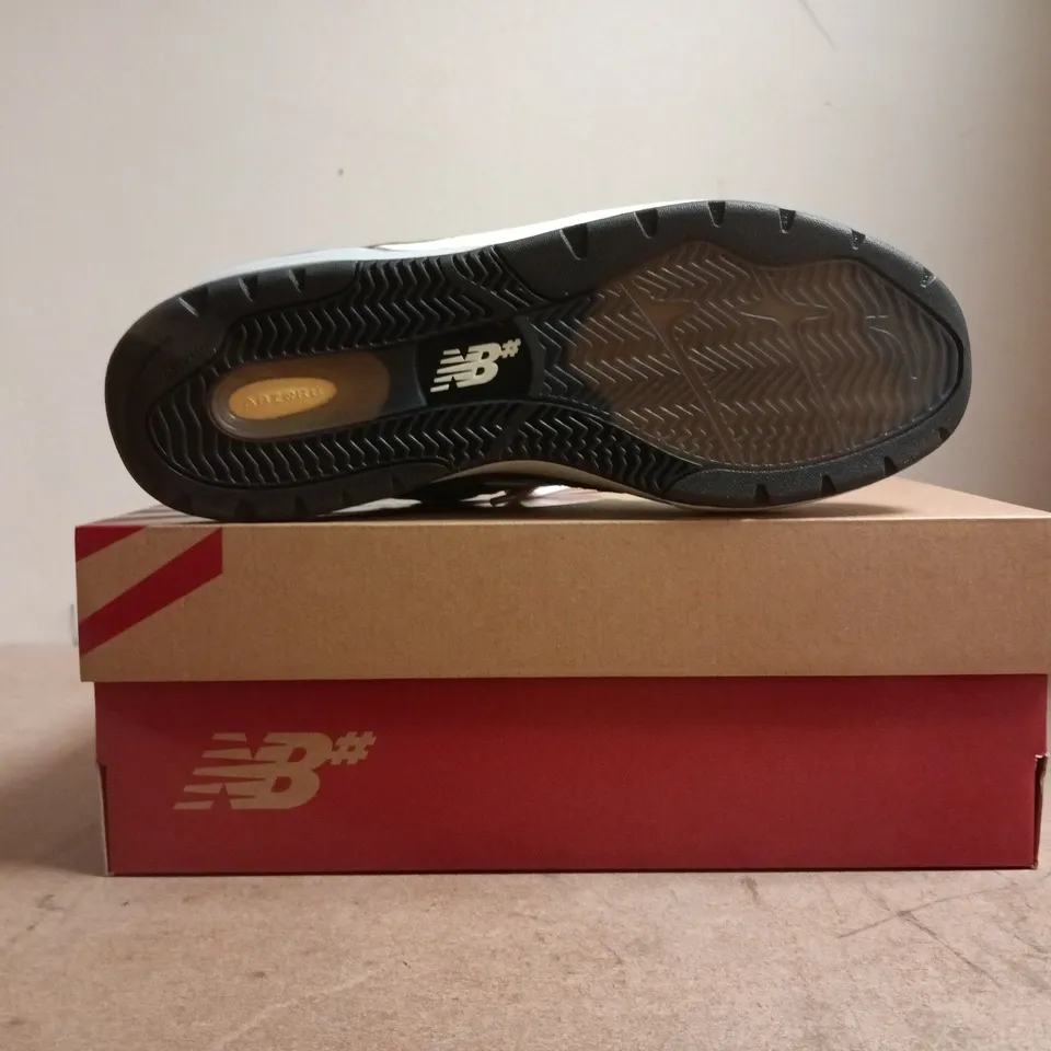 BOXED PAIR OF NEW BALANCE 933 TRAINERS IN OLIVE/SAGE SIZE UK 9.5