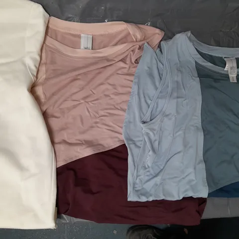 BOX OF APPROXIMATELY 10 ASSORTED CLOTHING AND FASHION ITEMS IN VARIOUS STYLES, SIZES, AND COLOURS - COLLECTION ONLY
