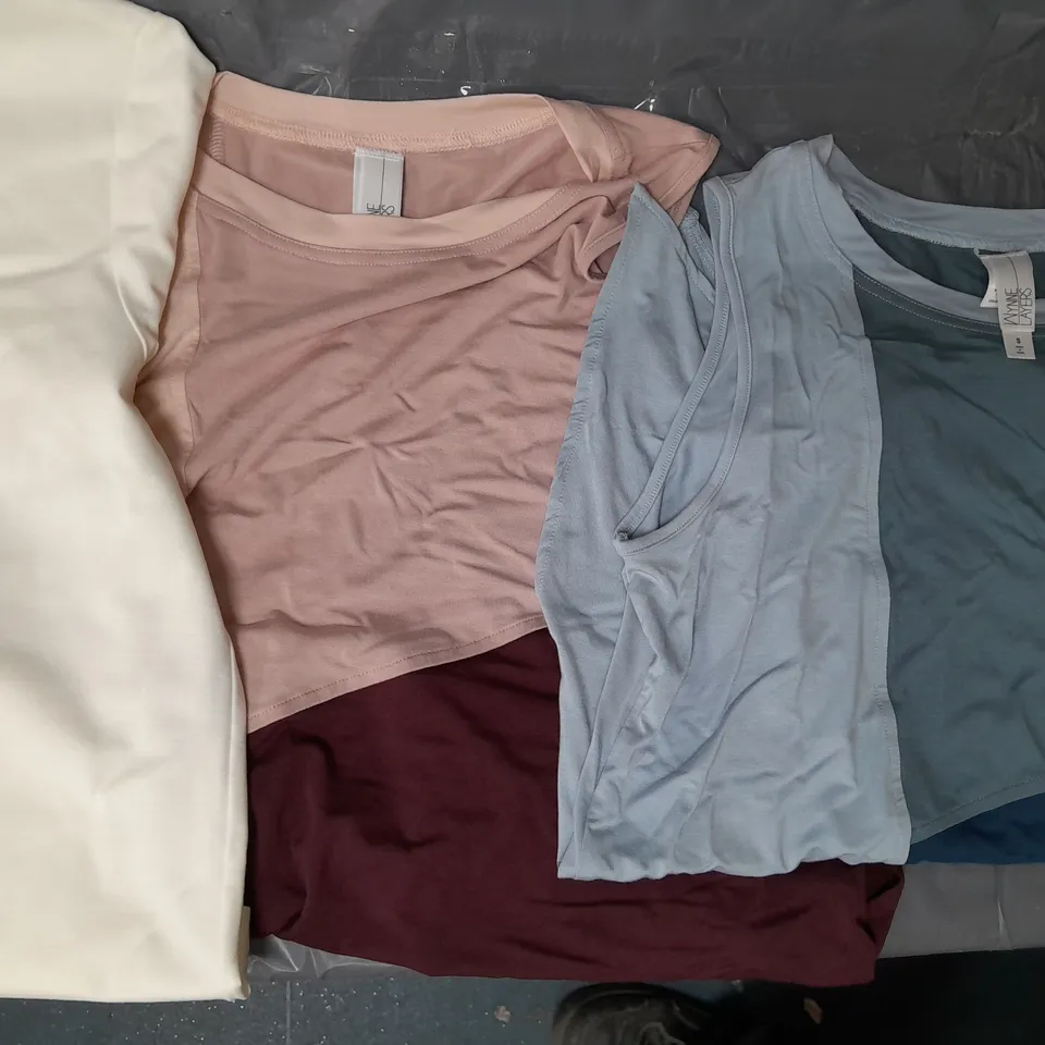 BOX OF APPROXIMATELY 10 ASSORTED CLOTHING AND FASHION ITEMS IN VARIOUS STYLES, SIZES, AND COLOURS - COLLECTION ONLY