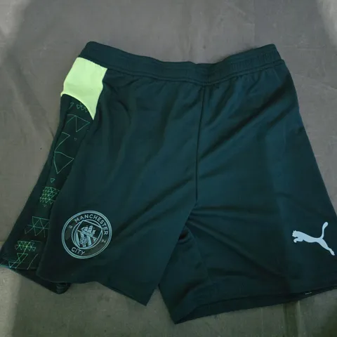 MANCHESTER CITY JNR SHORTS IN GREEN - UK 15-16Y