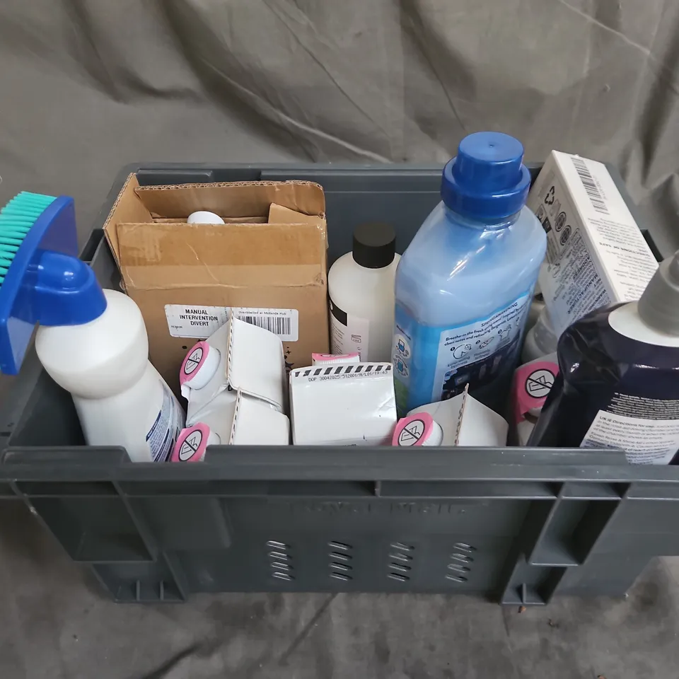 GROUP OF ASSORTED CLEANING ITEMS TOO INCLUDE , WASHING UP LIQUID , LENOR , FINISH RINSE AND SHINE , ETC 