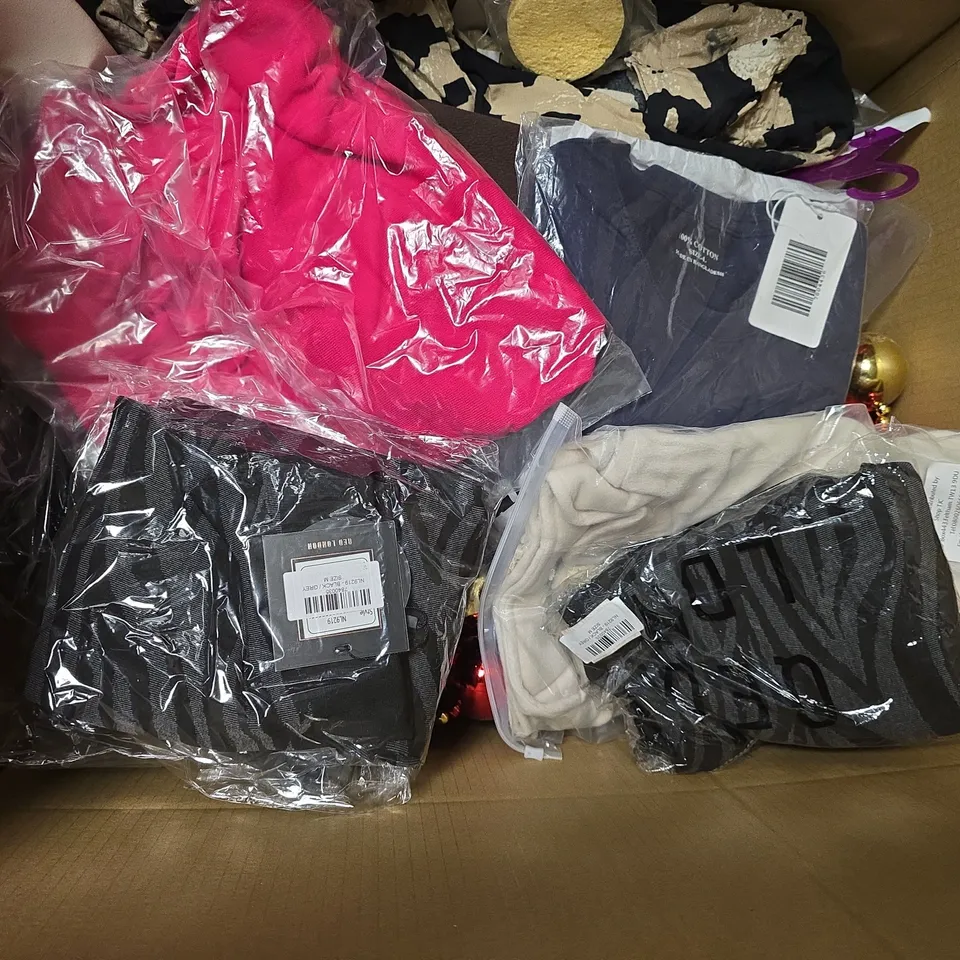 APPROXIMATELY 25 ASSORTED ITEMS TO INCLUDE BAUBLES, CLOTHING, MASSAGER, ETC - COLLECTION ONLY